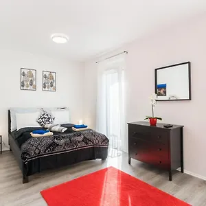 new-blue-danube-apartment-with-balcony-and-garage.inbudapesthotels.com/